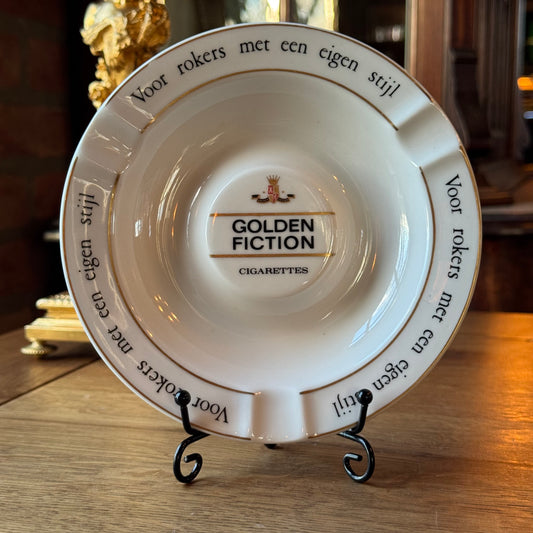 Vintage porseleinen reclame-asbak – Golden Fiction Cigarettes – “Voor rokers met een eigen stijl”
