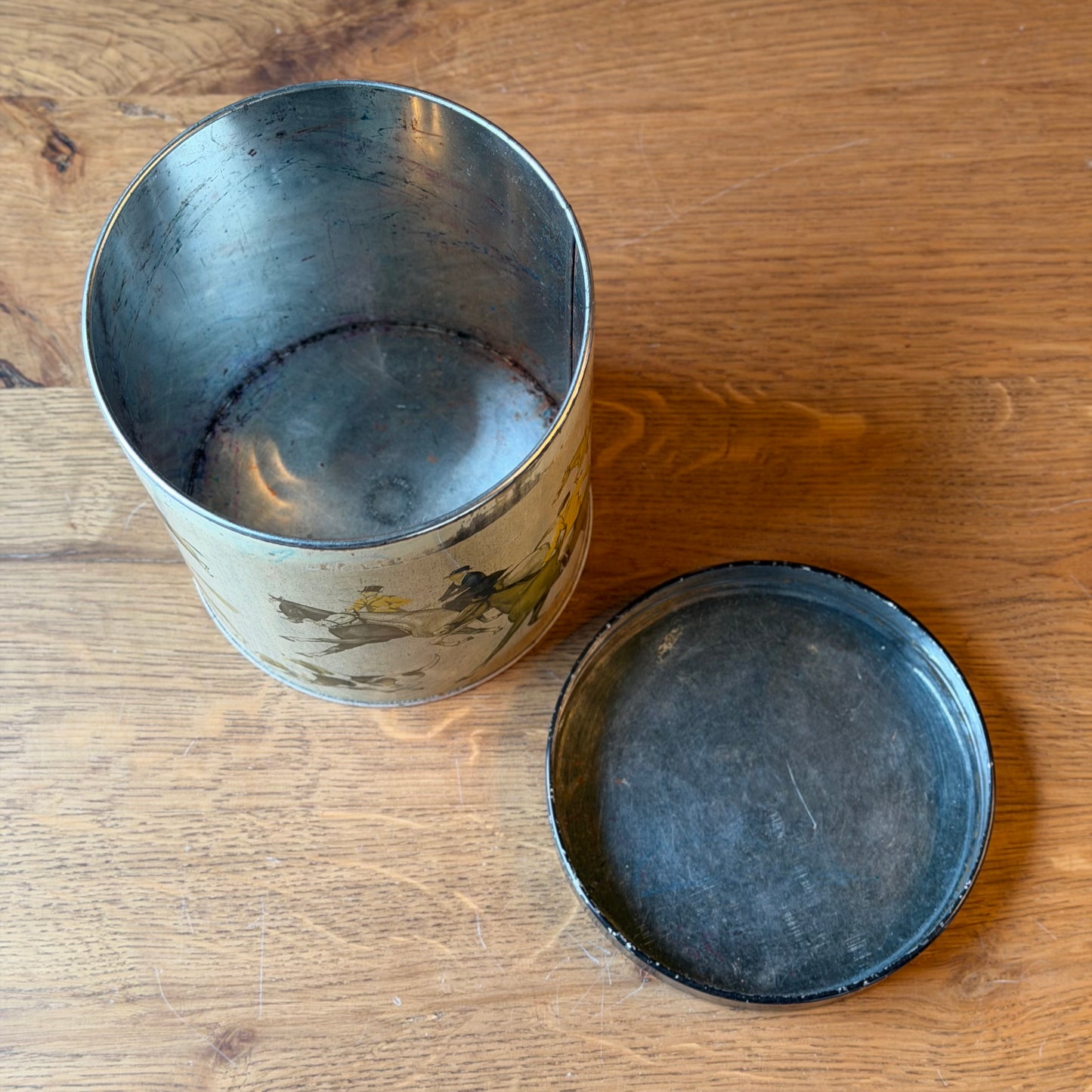 Vintage metalen blik met jacht- en ruiterscène – decoratief voorraadblik