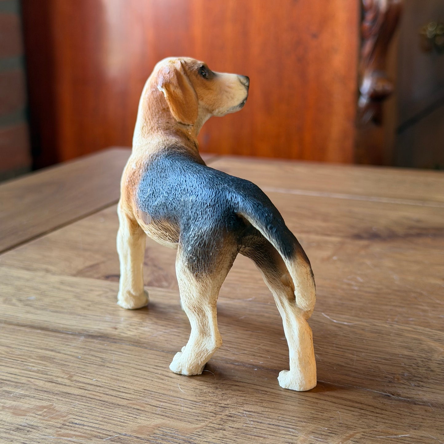 Hondensculptuur in beagle-stijl – handbeschilderd vintage beeld