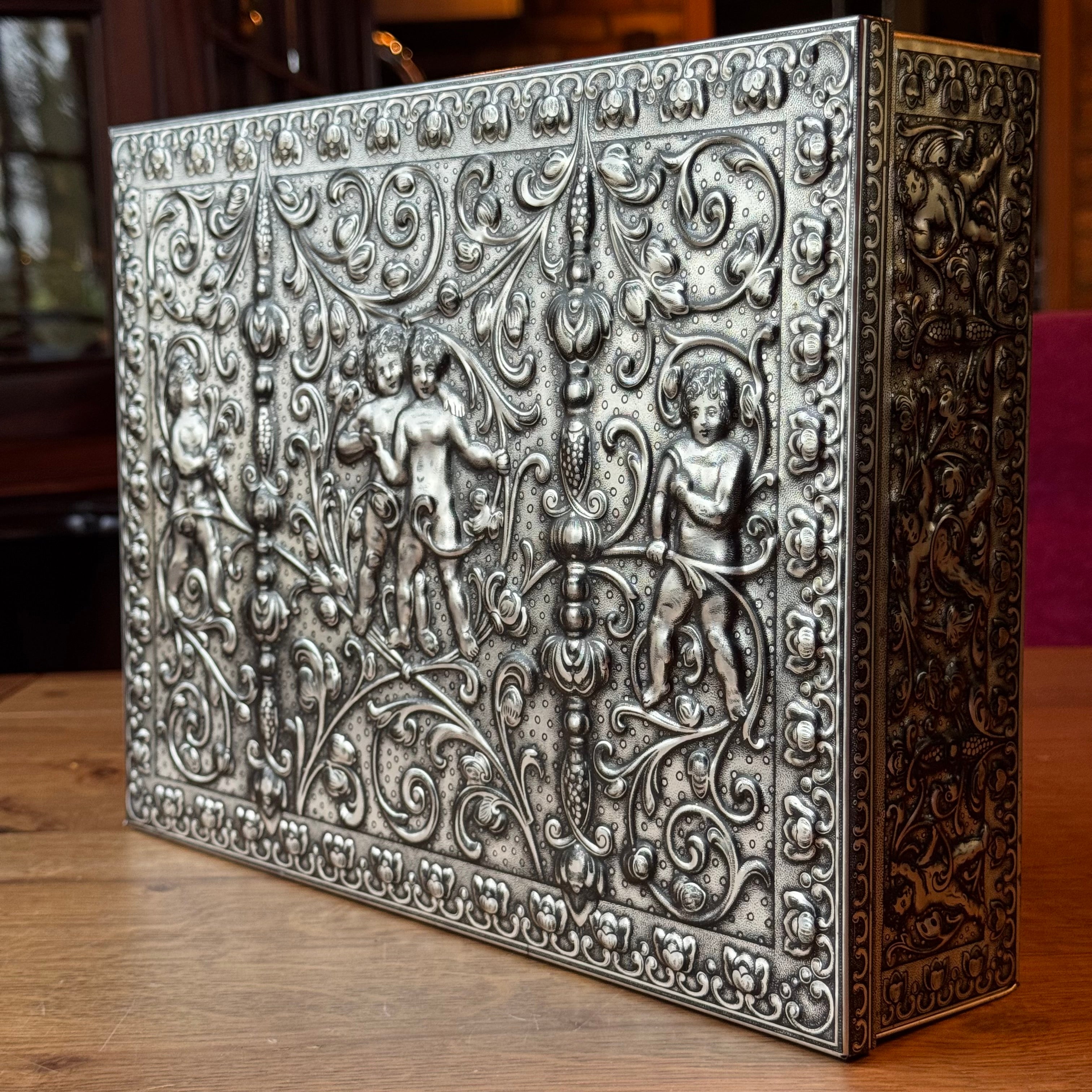 Große, dekorative Aufbewahrungsdose mit Reliefdekor von Putten – Deutschland, ca. 1900–1930