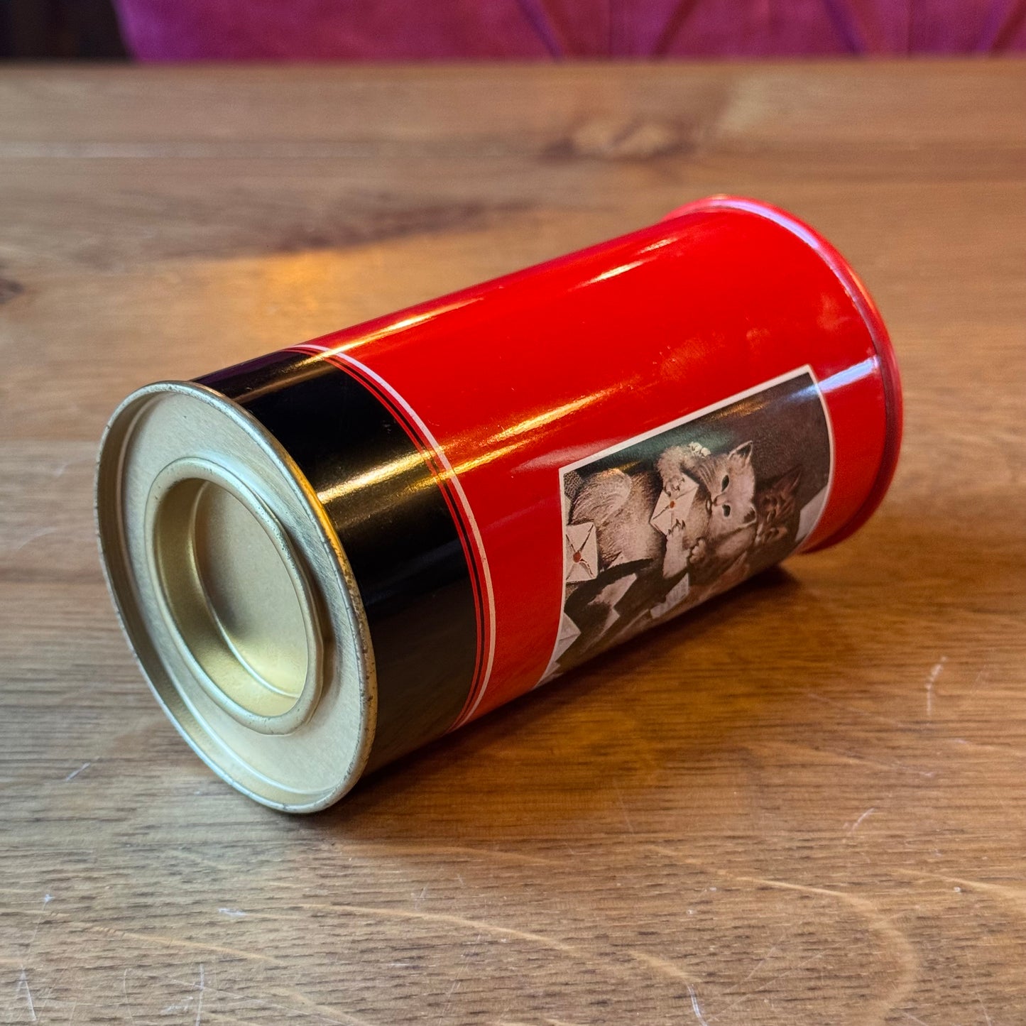 Vintage metalen spaarblik – Britse brievenbus met kattenillustratie