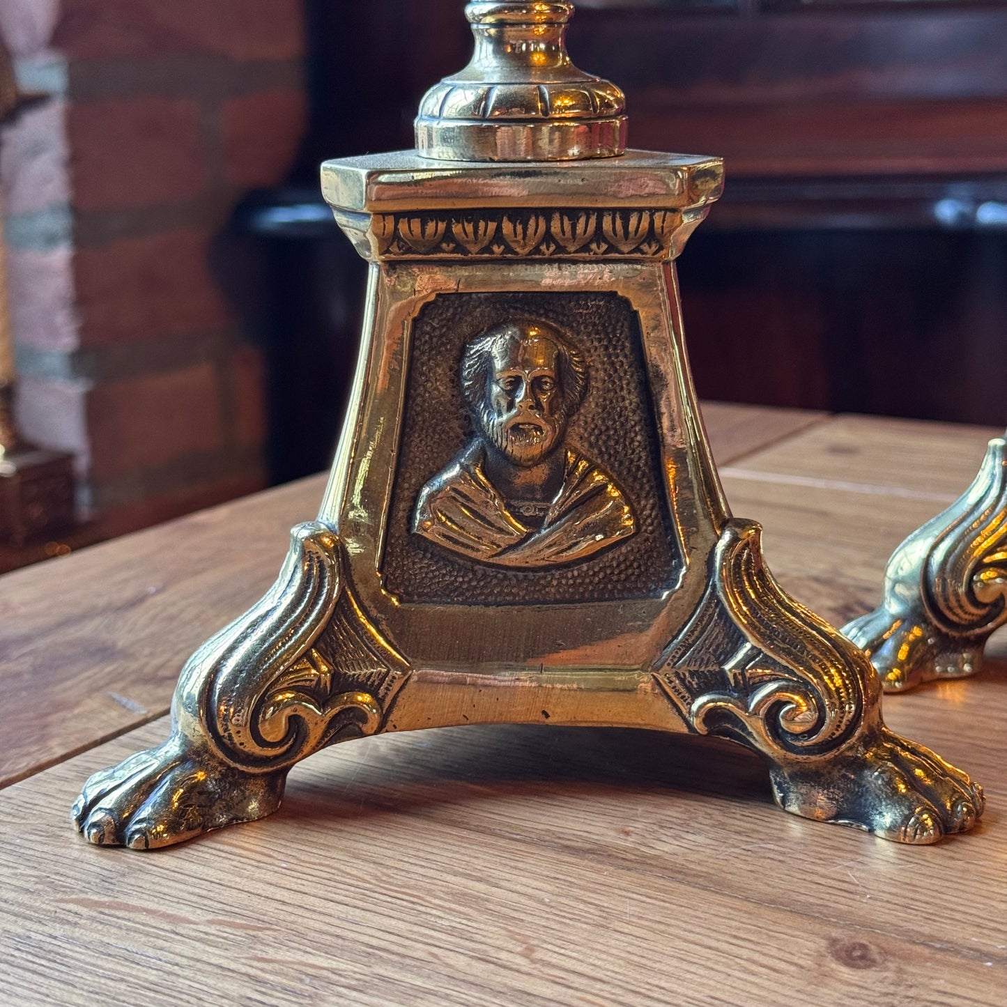 Antieke kerkelijke messing kandelaars met heiligen – set van 2