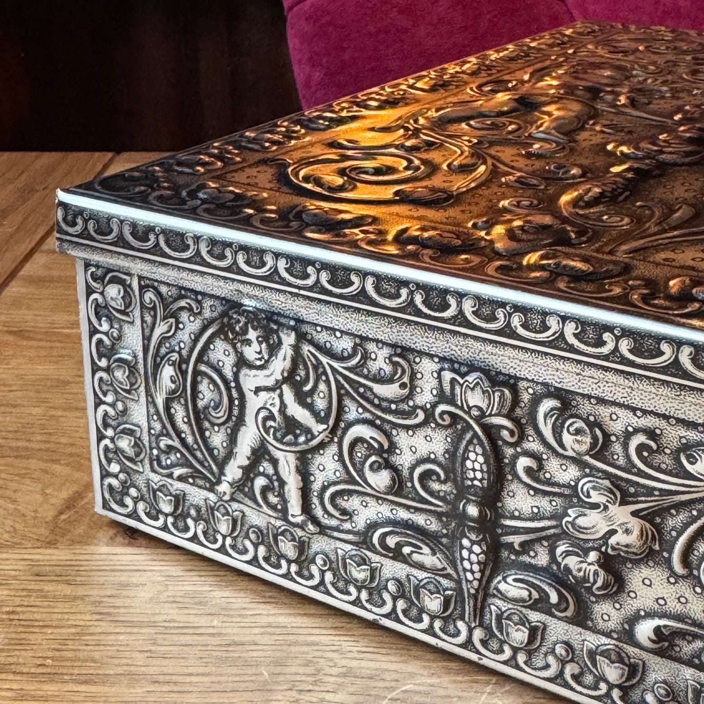 Groot decoratief bewaarblik met reliëfdecoratie van putti – Duitsland, ca. 1900–1930