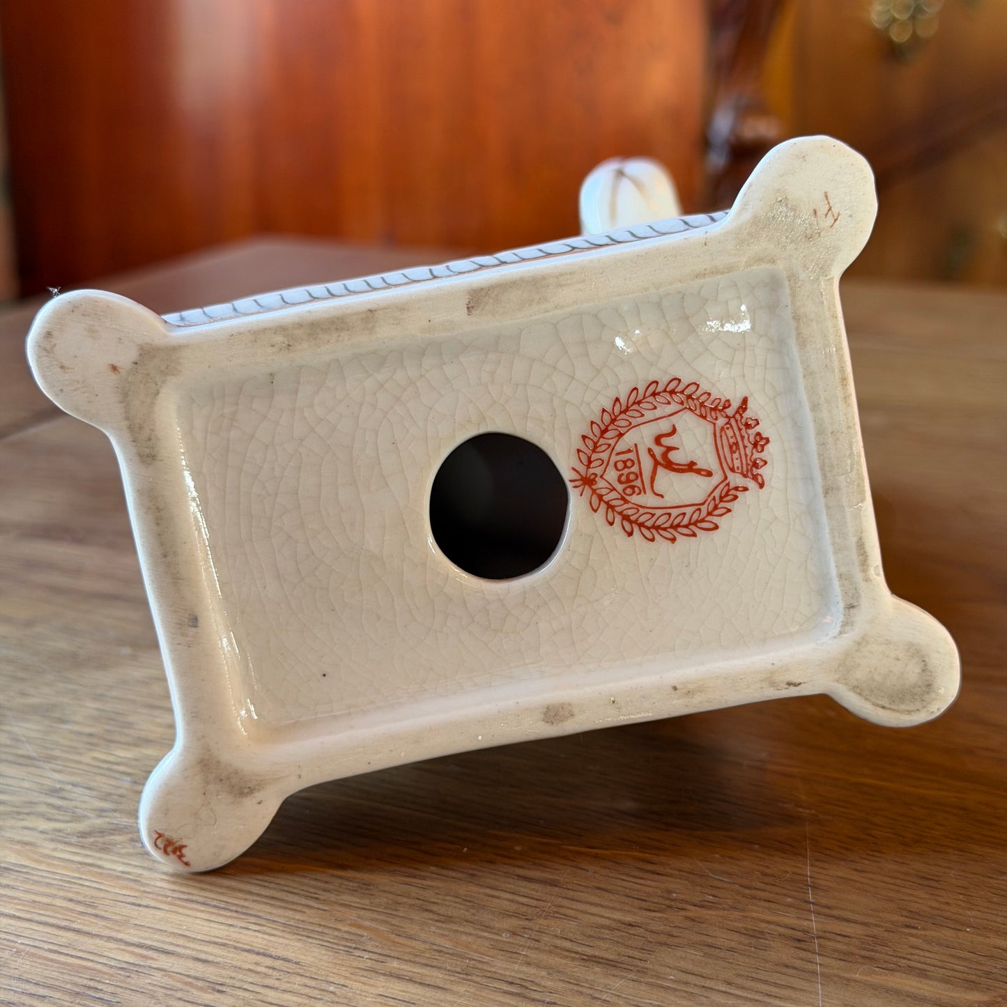 Porcelain dog on a pedestal with floral decoration – classic statue (20 cm)