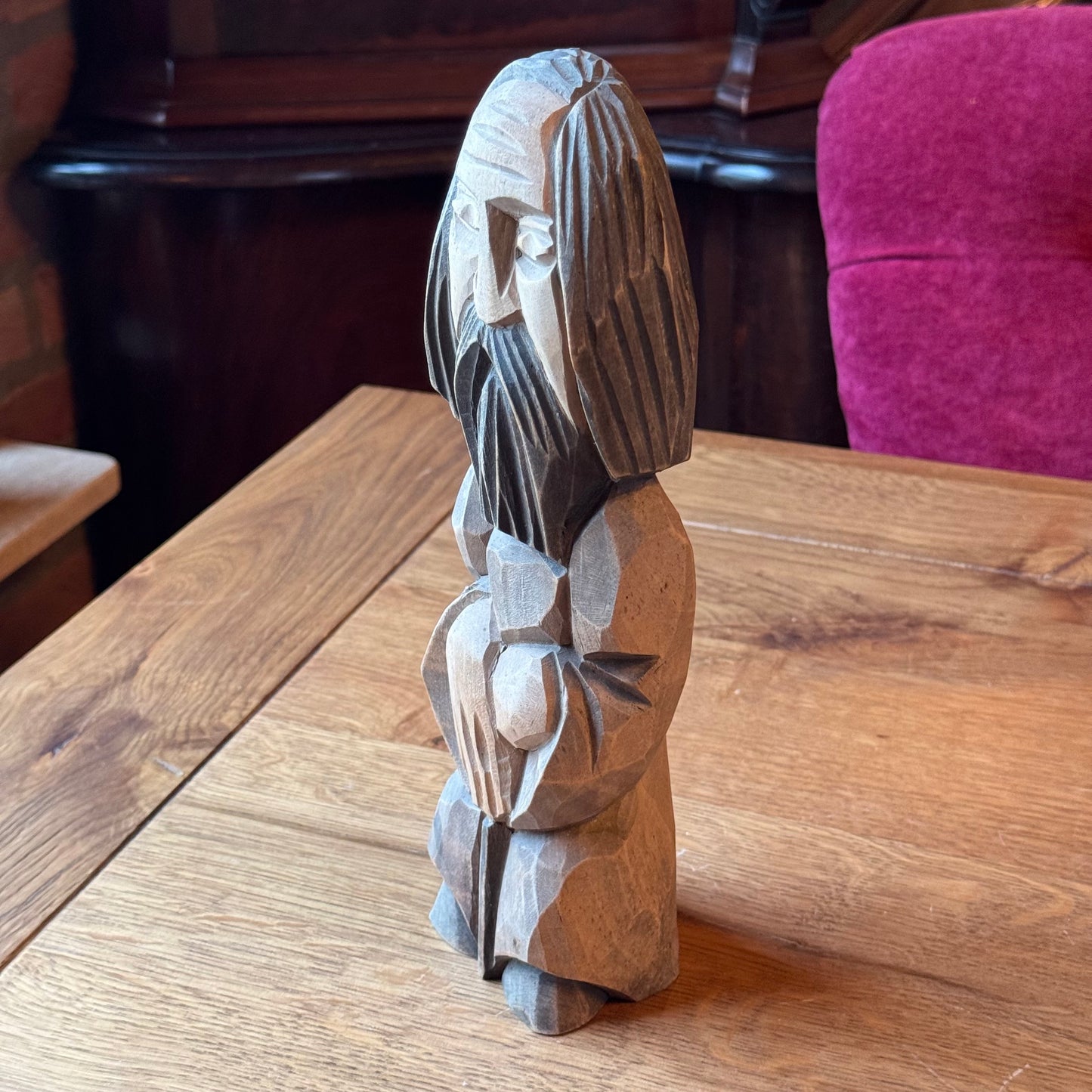 Handgeschnitzte Holzstatue eines stehenden Mannes mit Bart