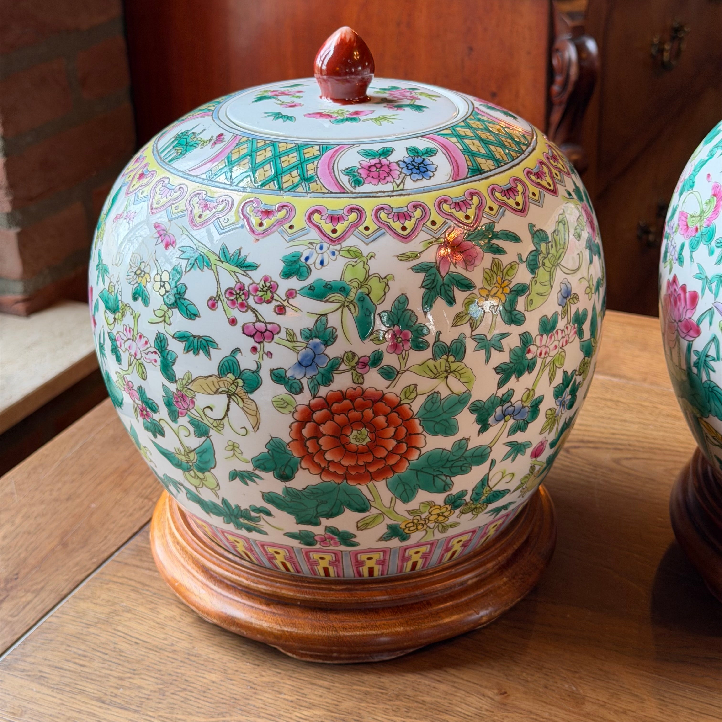Paar Vintage Chinese Porseleinen Dekselpotten met Bloemen & Vogels – Famille Rose Stijl