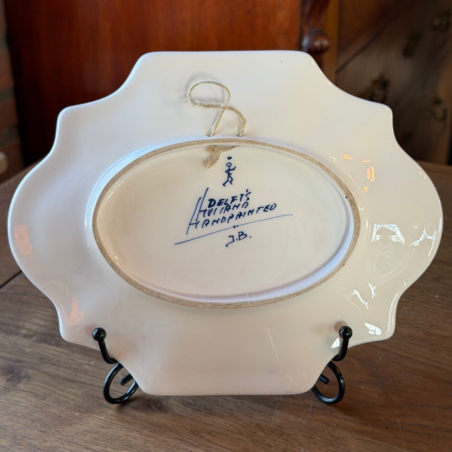 Hand-painted Delft blue wall plate with bird – studio ceramics (20 cm)