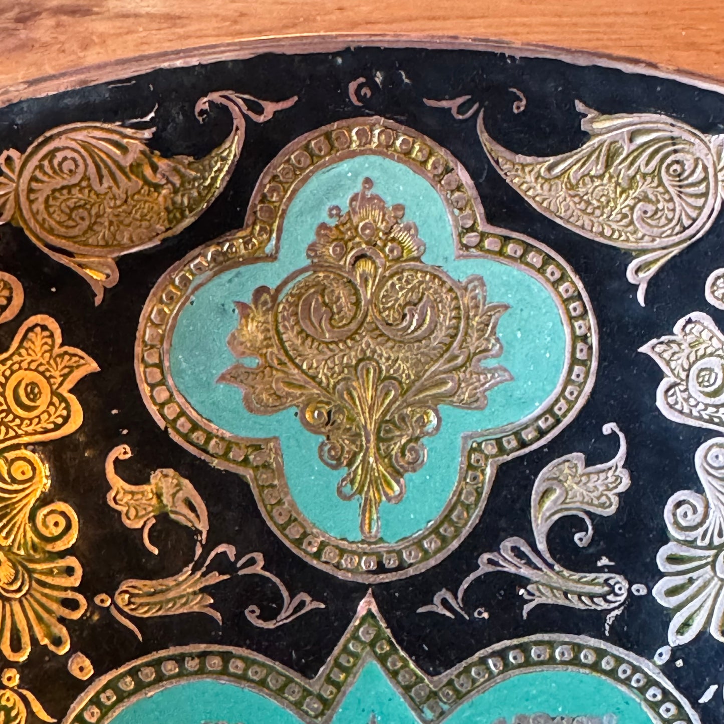 Messing schaal met geëmailleerde decoratie – India, Kashmir, midden 20e eeuw