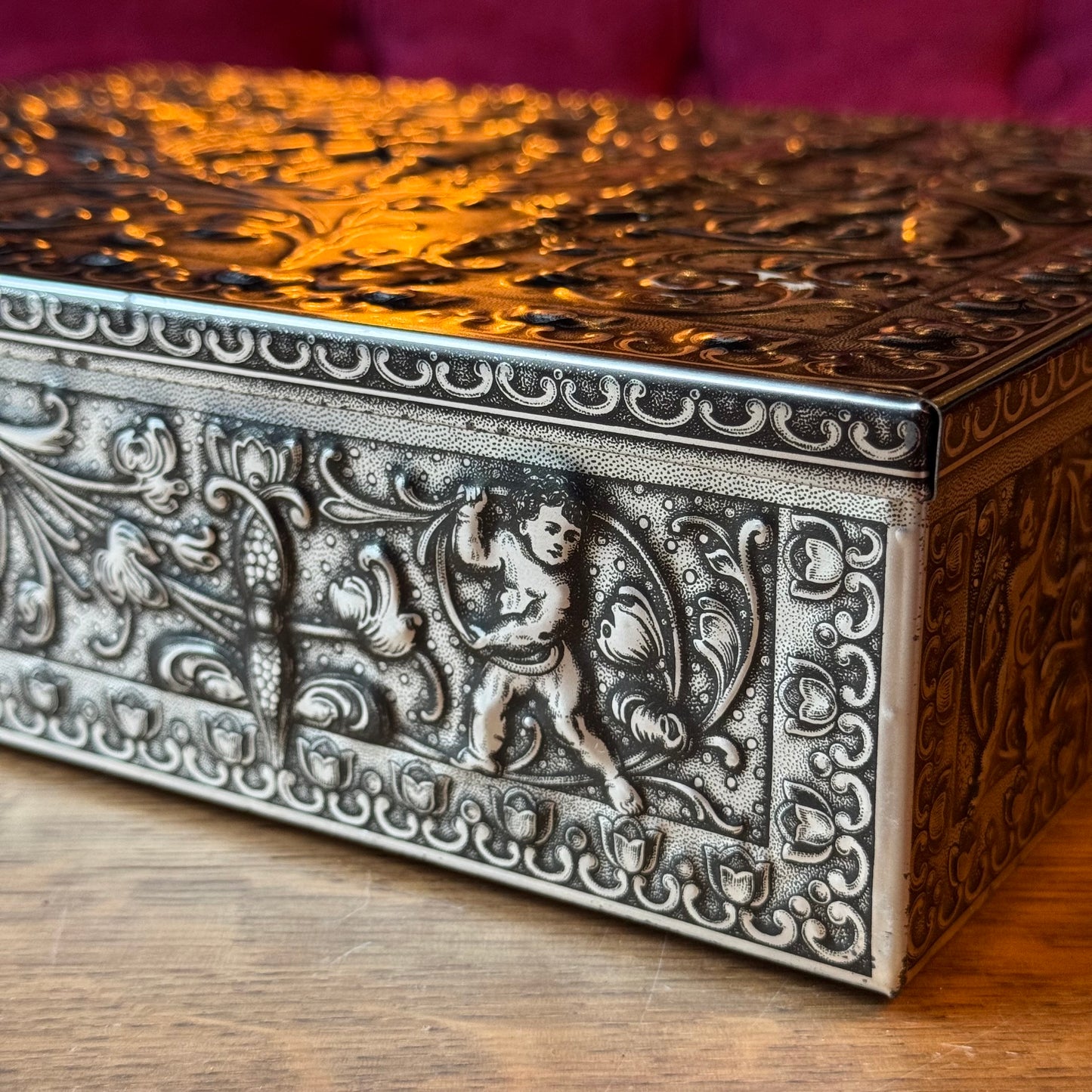 Groot decoratief bewaarblik met reliëfdecoratie van putti – Duitsland, ca. 1900–1930