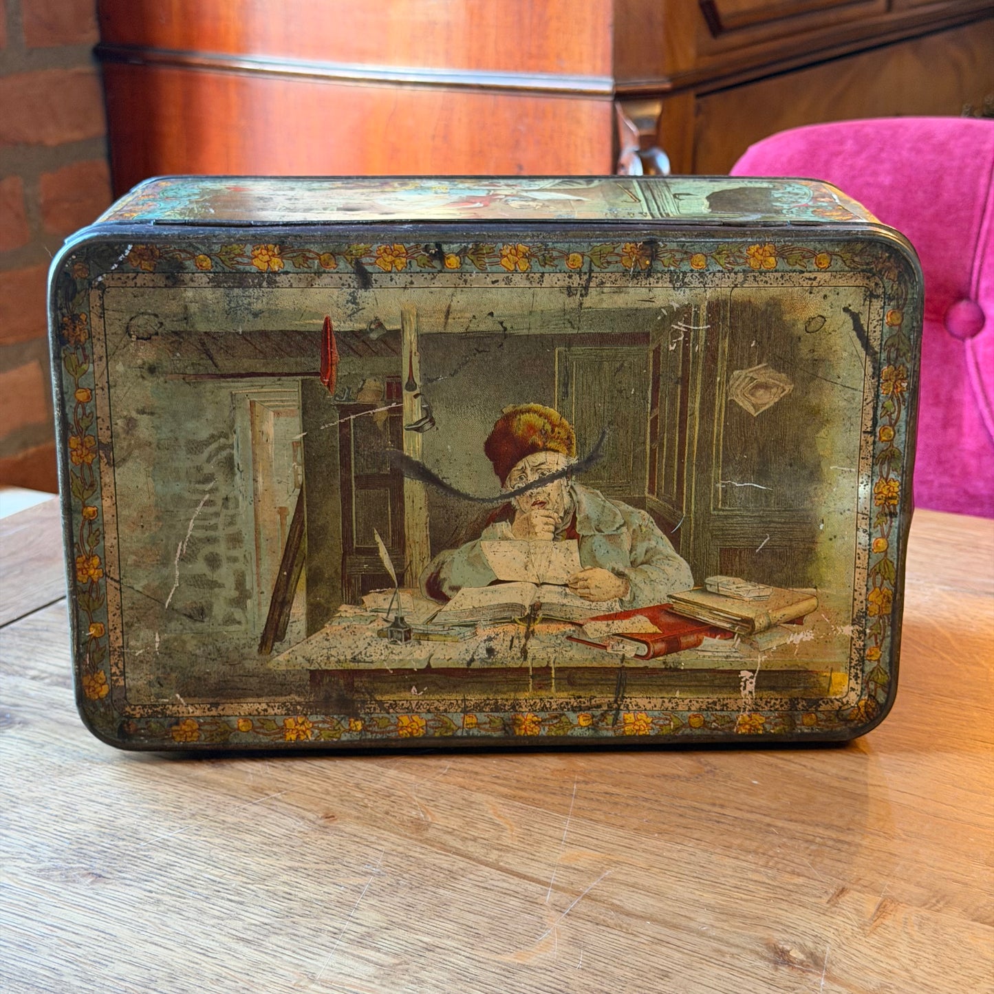 Groot antiek decoratief blik met verhalende illustraties – rechthoekig