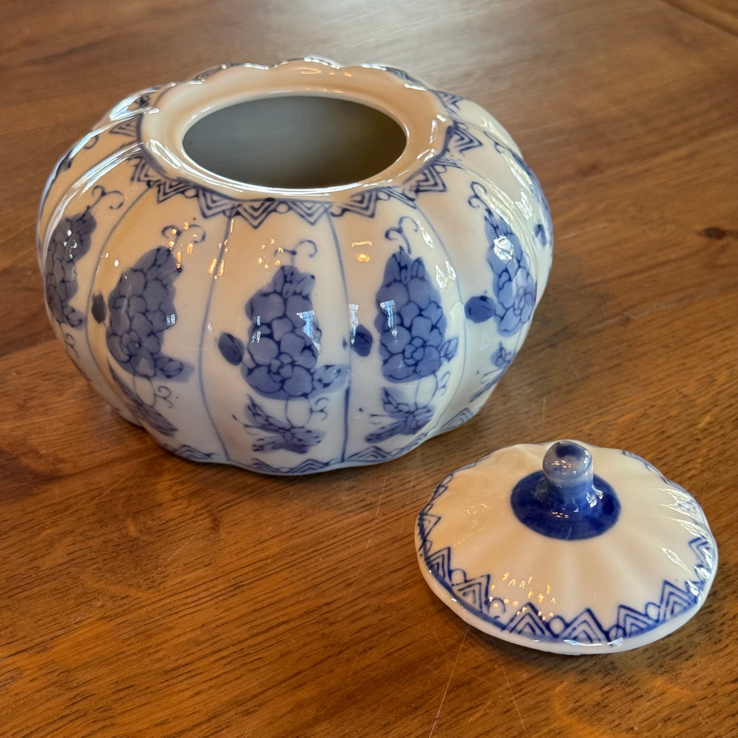 Blue and white porcelain pot with lid – floral decoration – Made in China