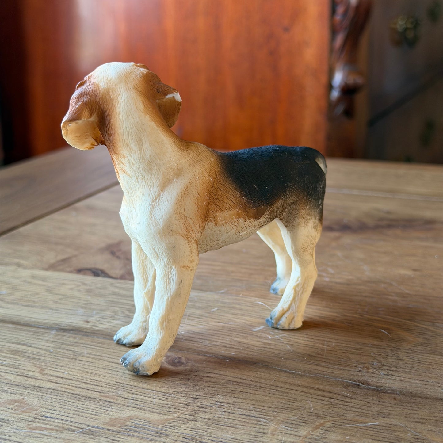 Hondensculptuur in beagle-stijl – handbeschilderd vintage beeld