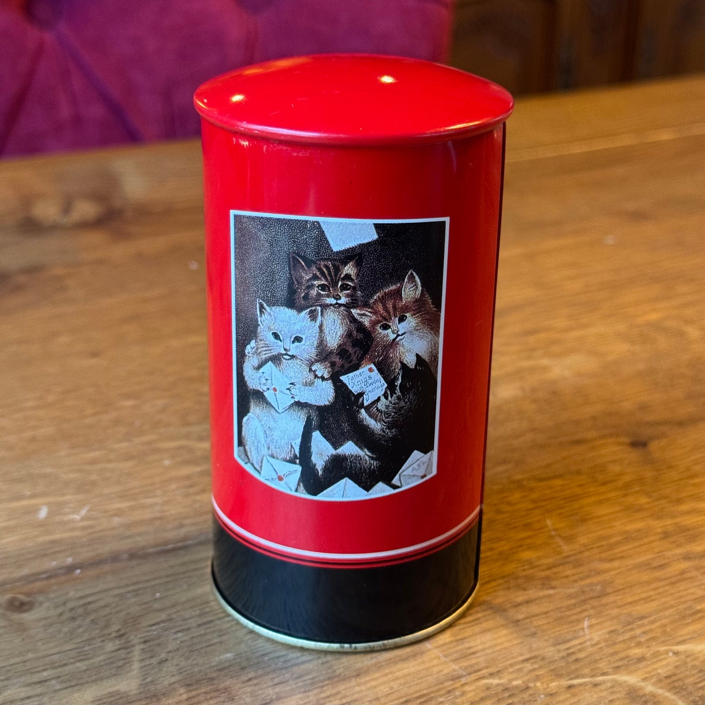 Vintage metalen spaarblik – Britse brievenbus met kattenillustratie
