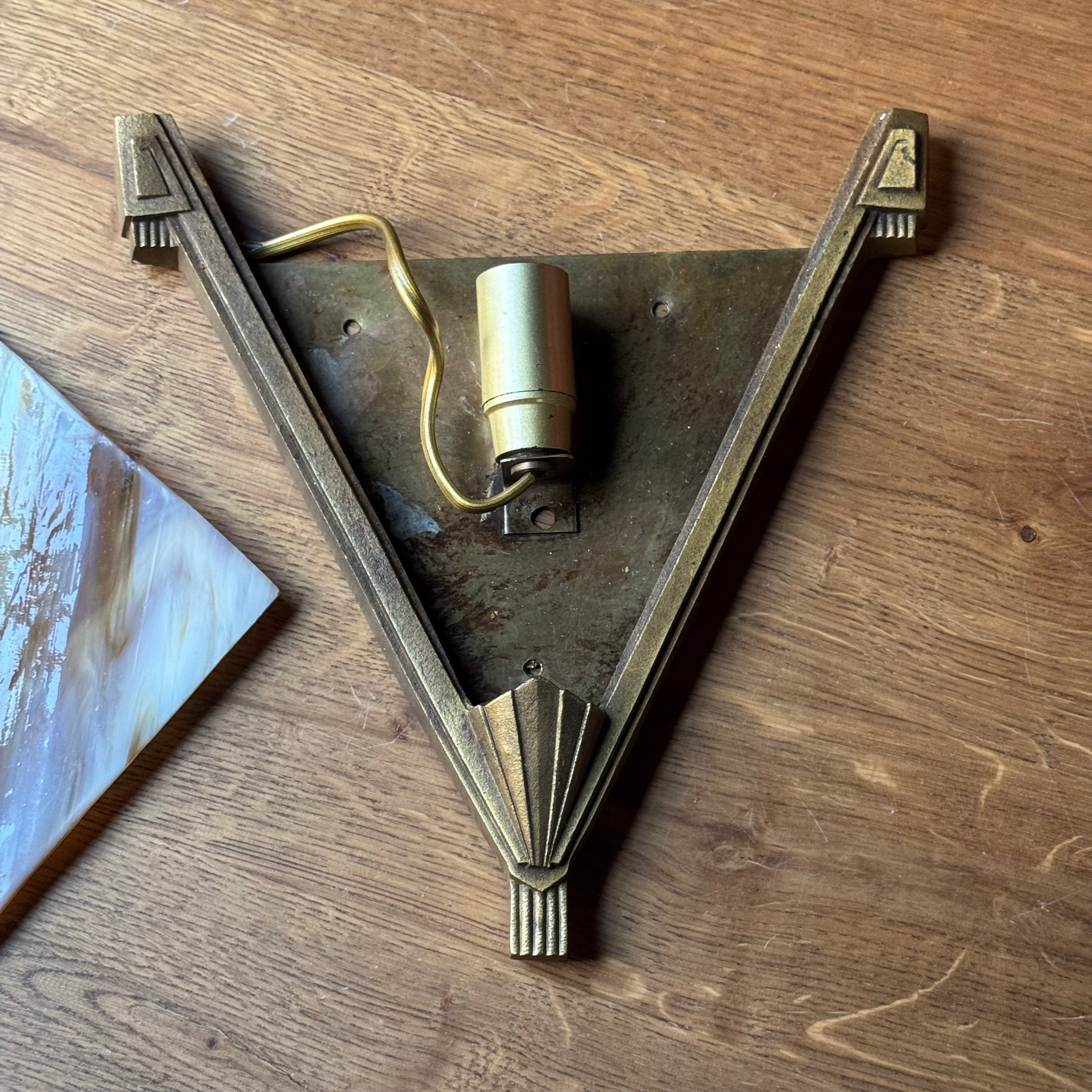 Wandleuchte im Art-Deco-Stil mit Glas in Marmoroptik und Messing-Gold-Gestell