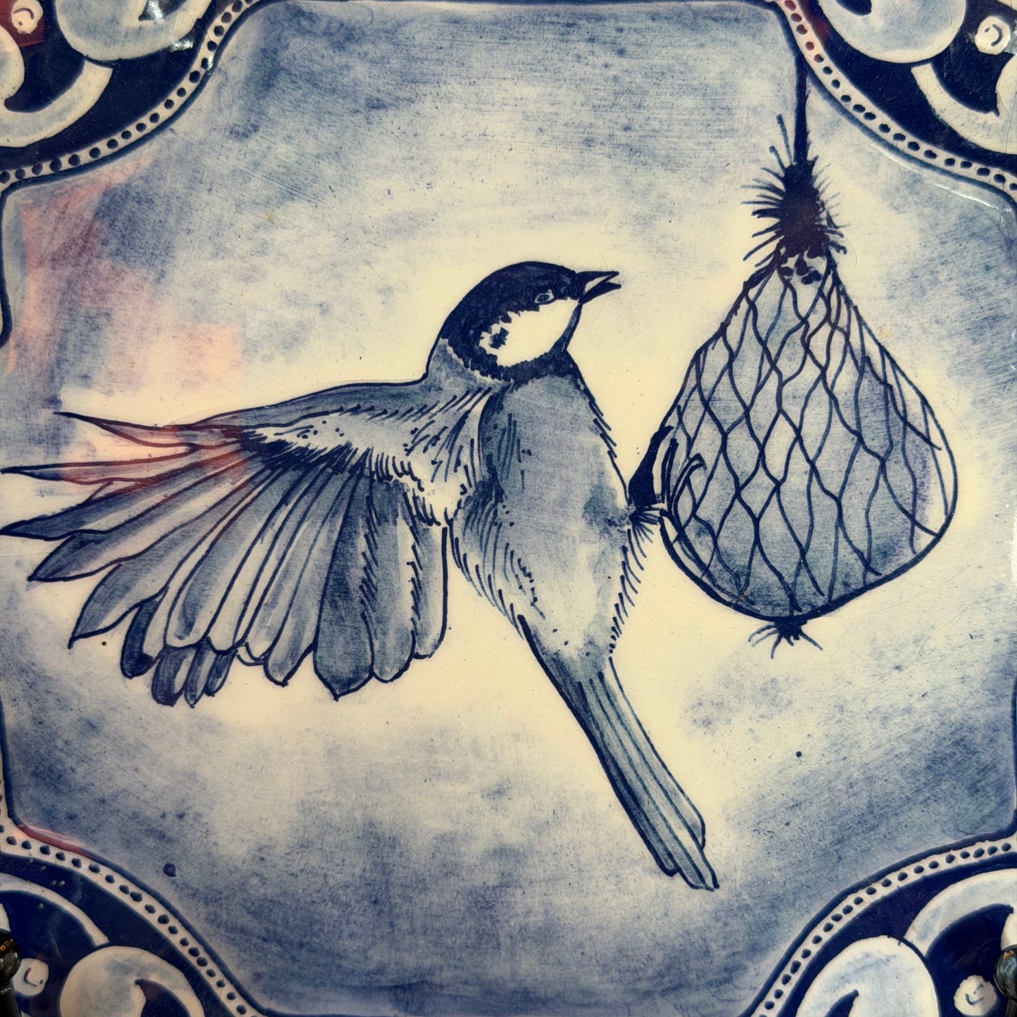 Hand-painted Delft blue wall plate with bird – studio ceramics (20 cm)