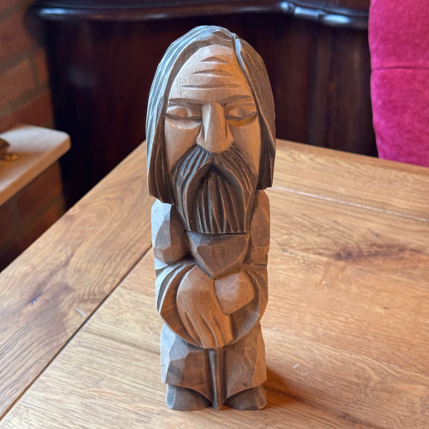 Handgeschnitzte Holzstatue eines stehenden Mannes mit Bart