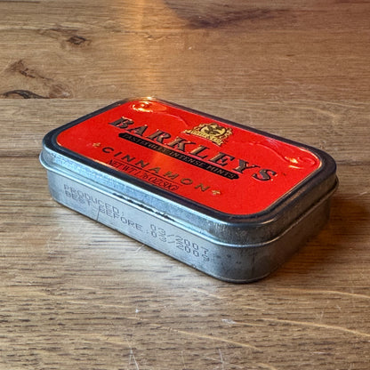 Barkleys Cinnamon Pepermuntblikje – Rood Metalen Mini Tin