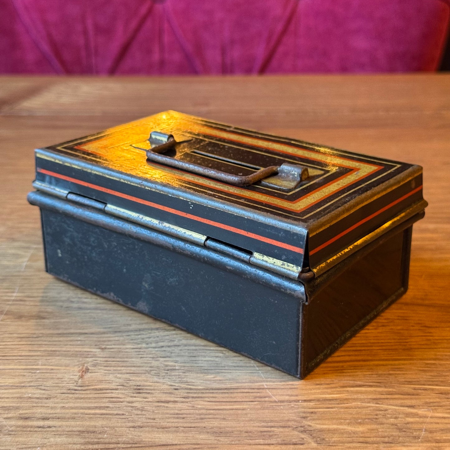 Vintage Metalen Spaar- of Documentenkistje met Sleutel – Zwart met Goud/Rood Decor (ca. 1920–1935)