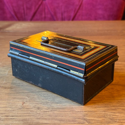 Vintage Metalen Spaar- of Documentenkistje met Sleutel – Zwart met Goud/Rood Decor (ca. 1920–1935)