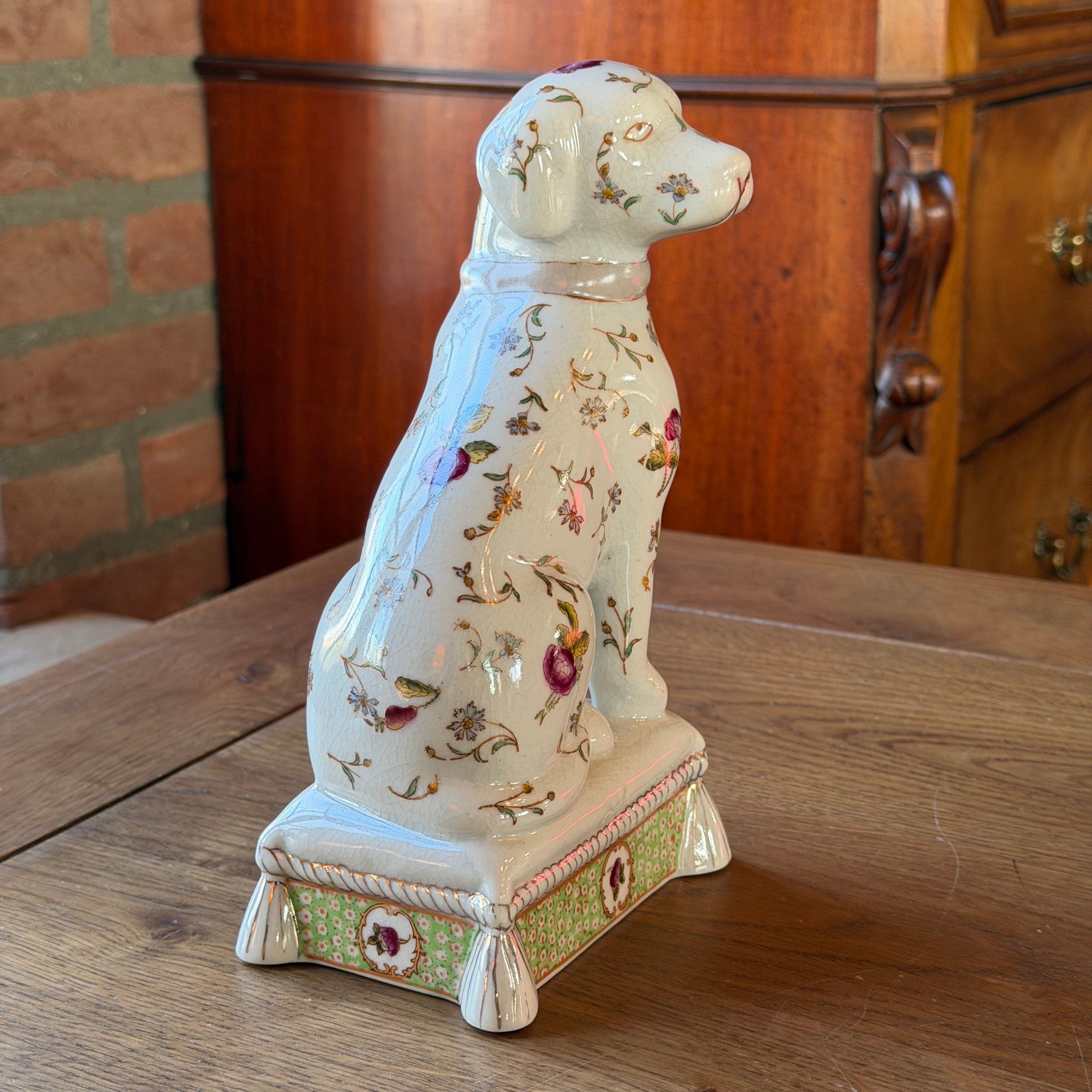 Porzellanhund auf Sockel mit Blumendekor – klassische Statue (20 cm)