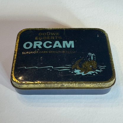 Vintage Douwe Egberts “Orcam” Tabaksblik – Superior Dark Shag Tobacco (ca. 1950s)