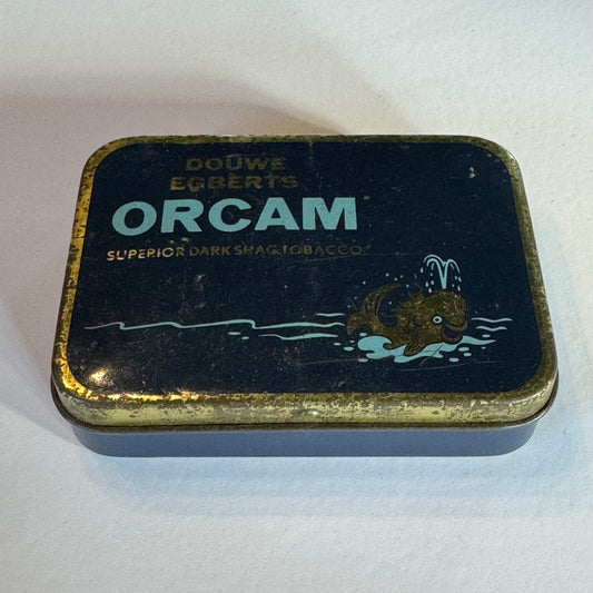 Vintage Douwe Egberts “Orcam” Tabaksblik – Superior Dark Shag Tobacco (ca. 1950s)