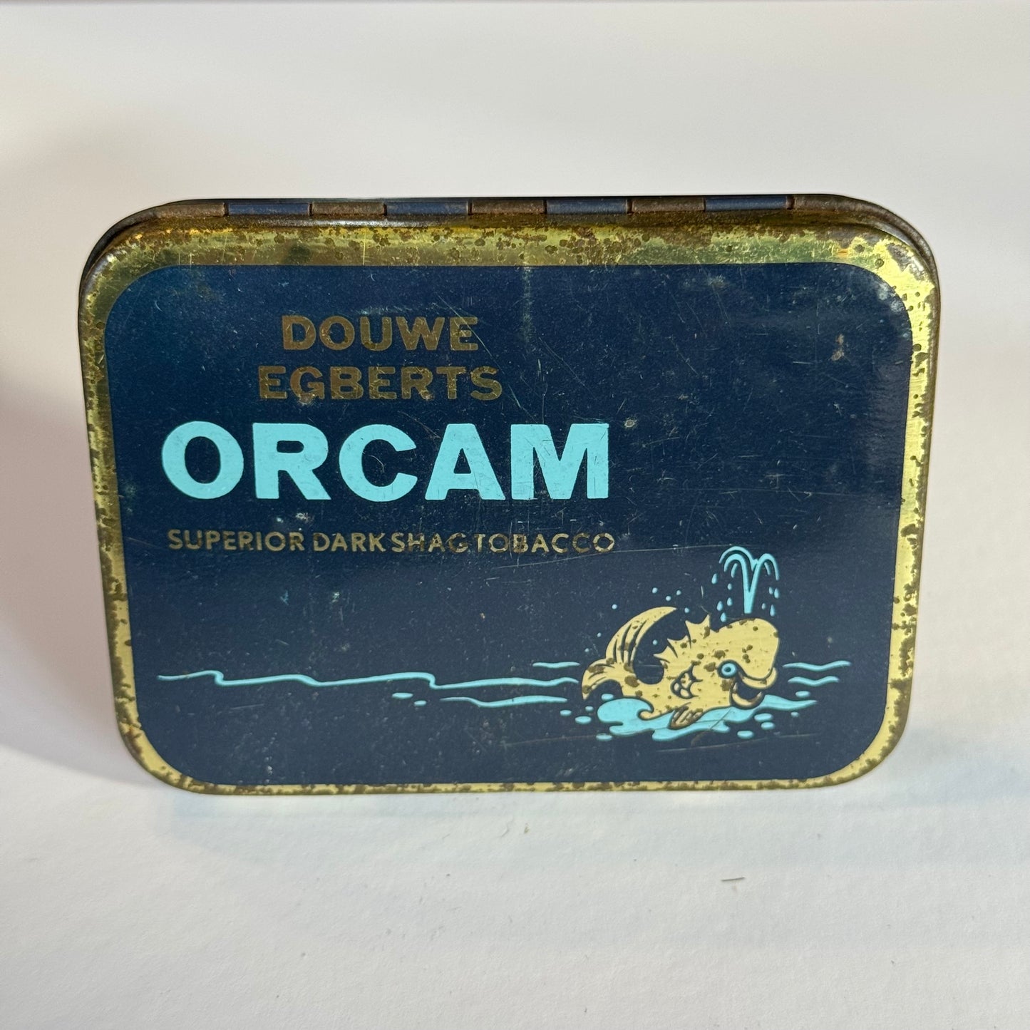 Vintage Douwe Egberts “Orcam” Tabaksblik – Superior Dark Shag Tobacco (ca. 1950s)