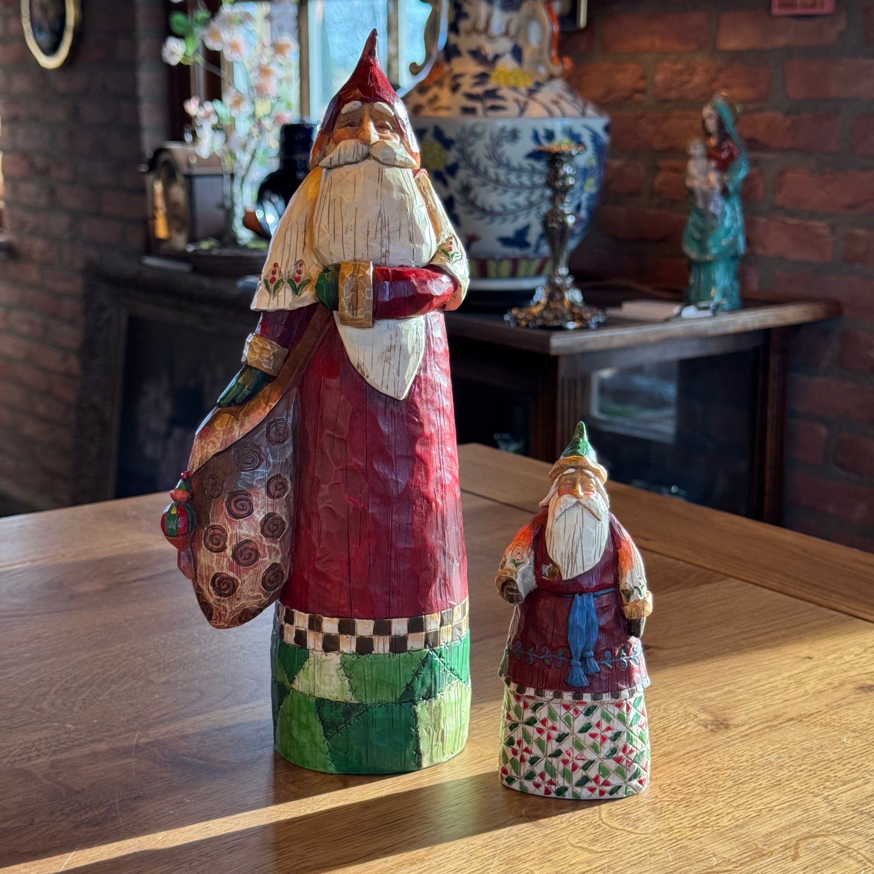 Set mit 2 Jim Shore Heartwood Creek Weihnachtsmannfiguren – 2002 – Handbemalt