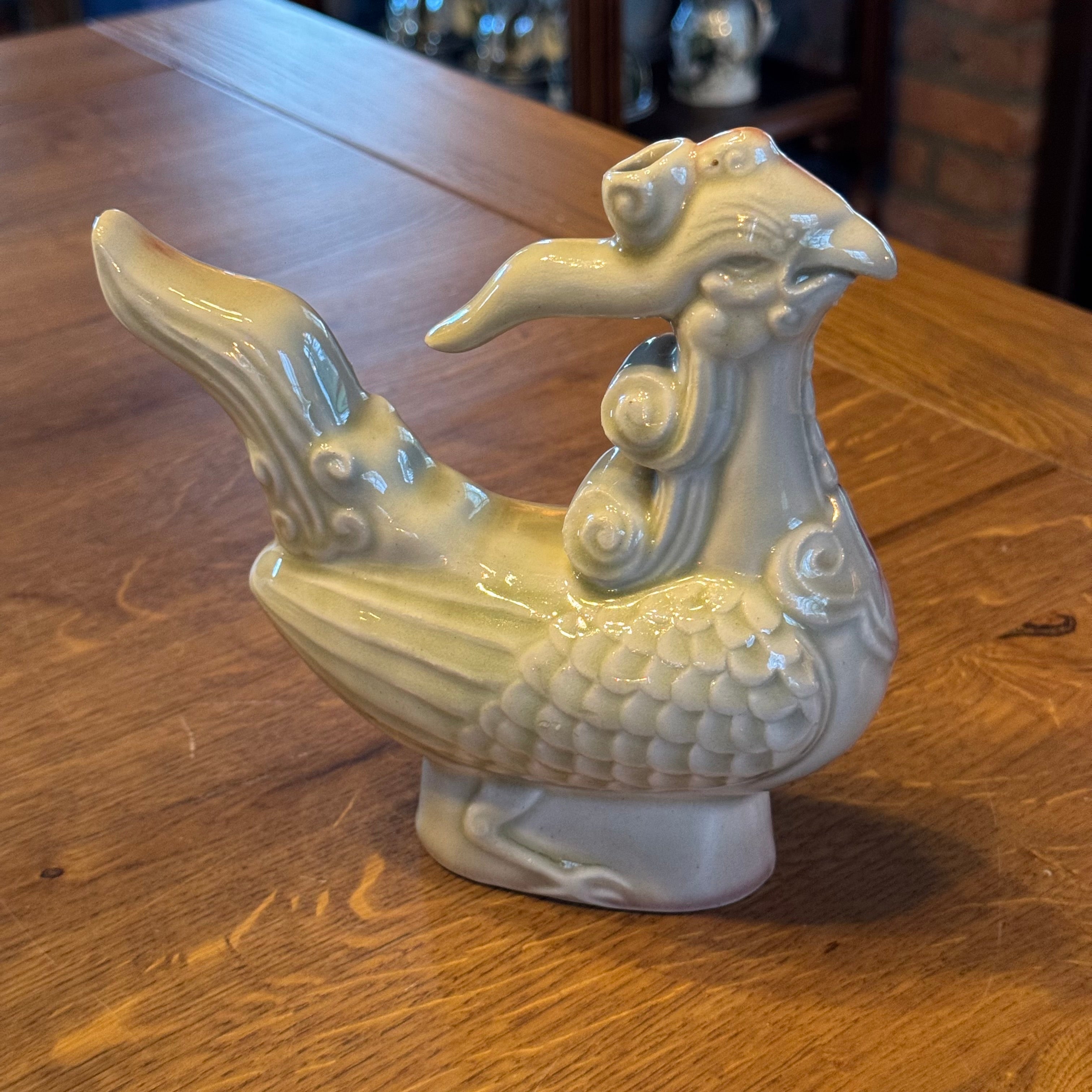 Phoenix-Keramikkrug – cremefarbene bis rosafarbene Glanzglasur, 20. Jahrhundert