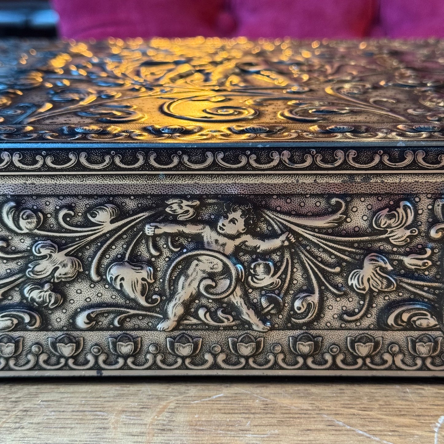 Groot decoratief bewaarblik met reliëfdecoratie van putti – Duitsland, ca. 1900–1930