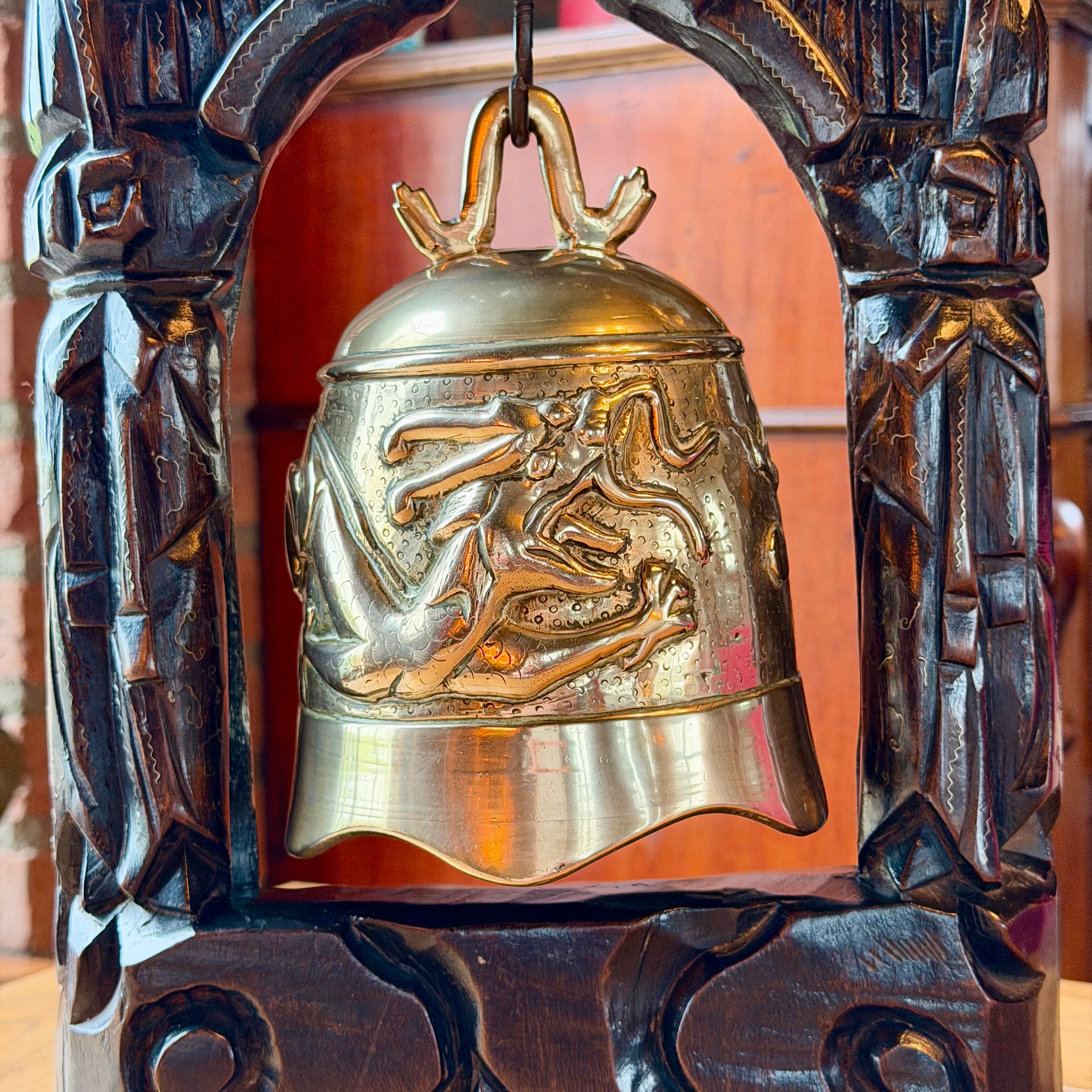 Vintage Balinese Tempelbel met Naga Draak in Ebbenhouten Standaard – 38 cm