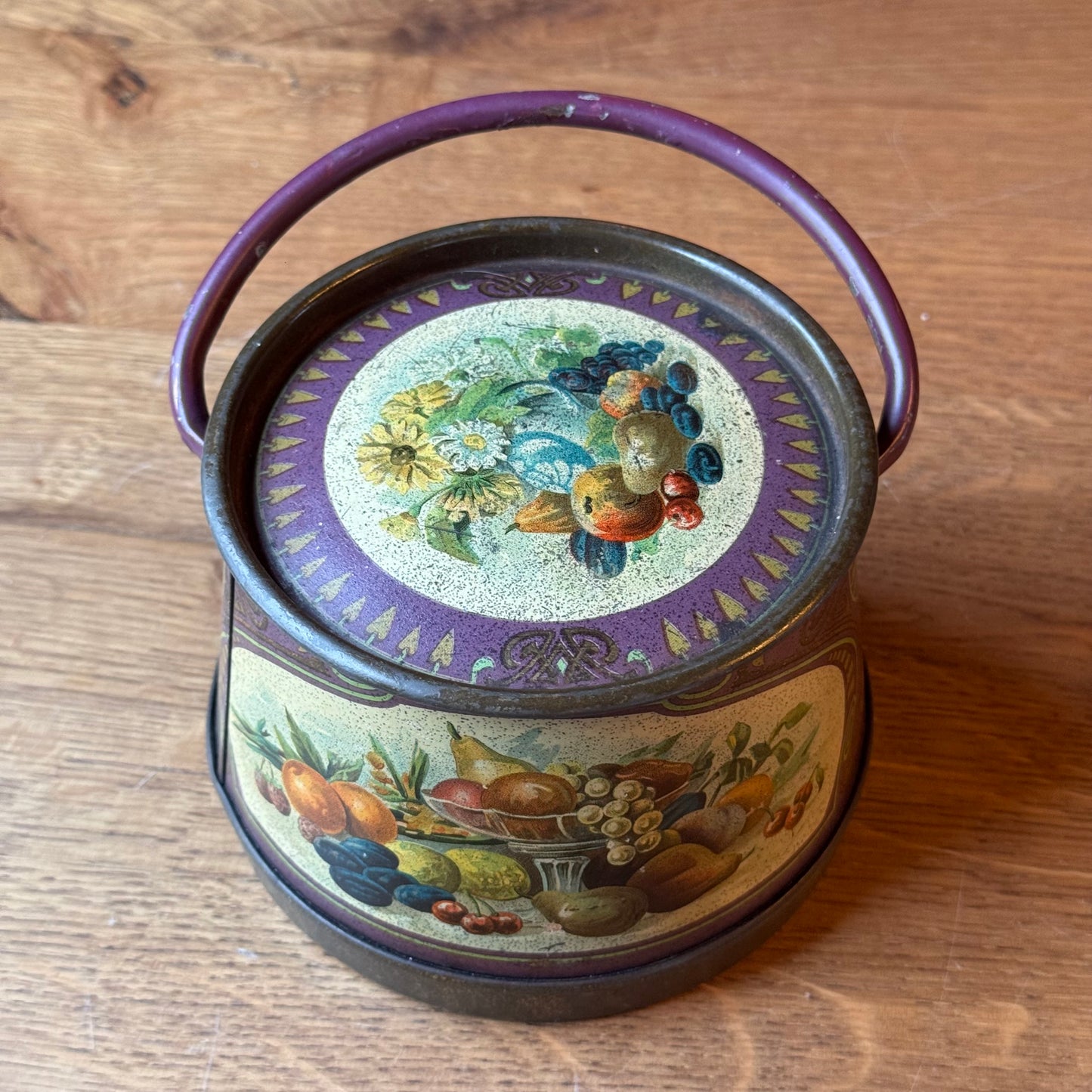 Vintage Engels Blikje met Hengsel - Fruit Stilleven & Paars (Jaren '50)
