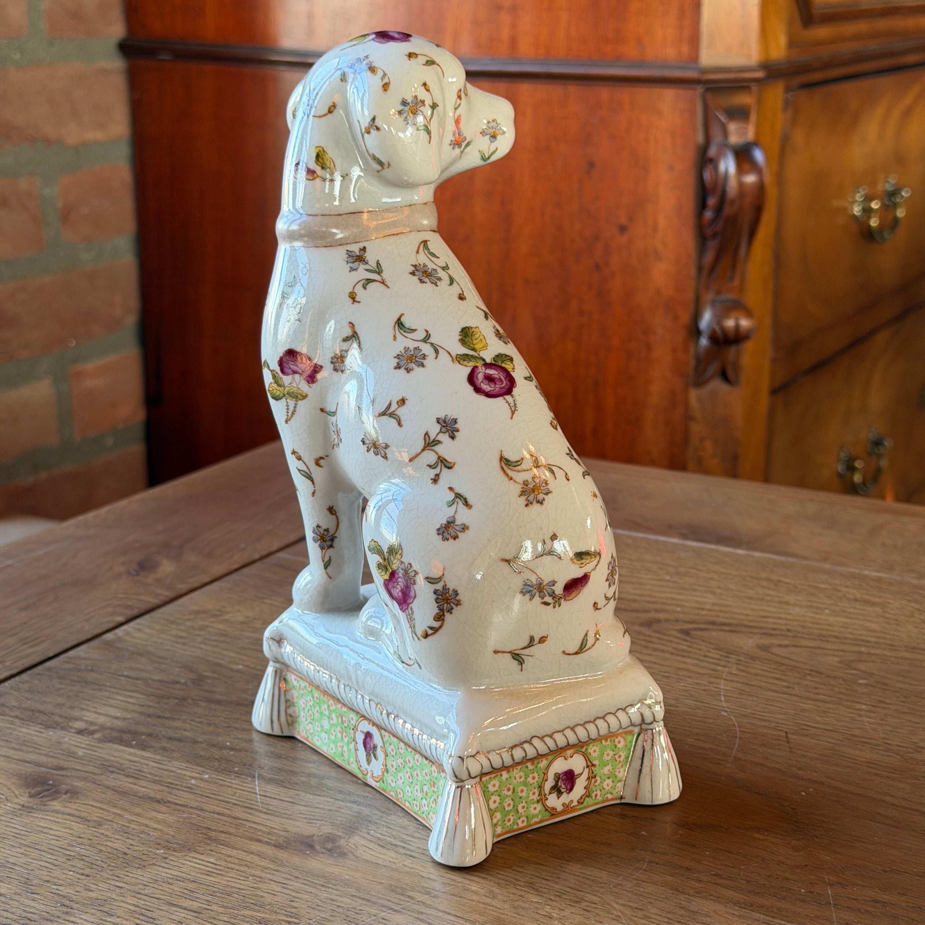 Porzellanhund auf Sockel mit Blumendekor – klassische Statue (20 cm)