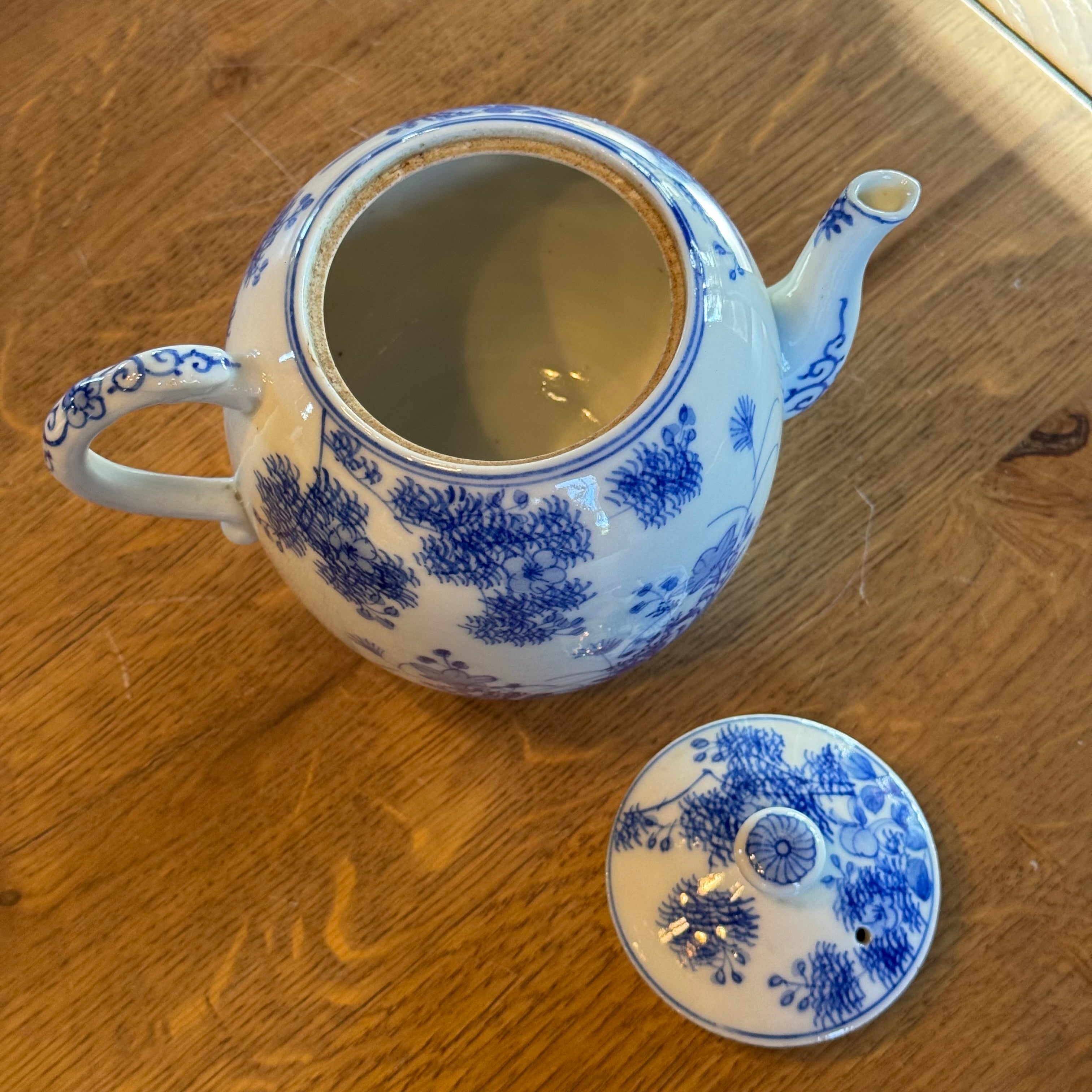 Blau-weiße chinesische Teekanne – Vogel- und Blumenmotiv – Porzellan mit Deckel