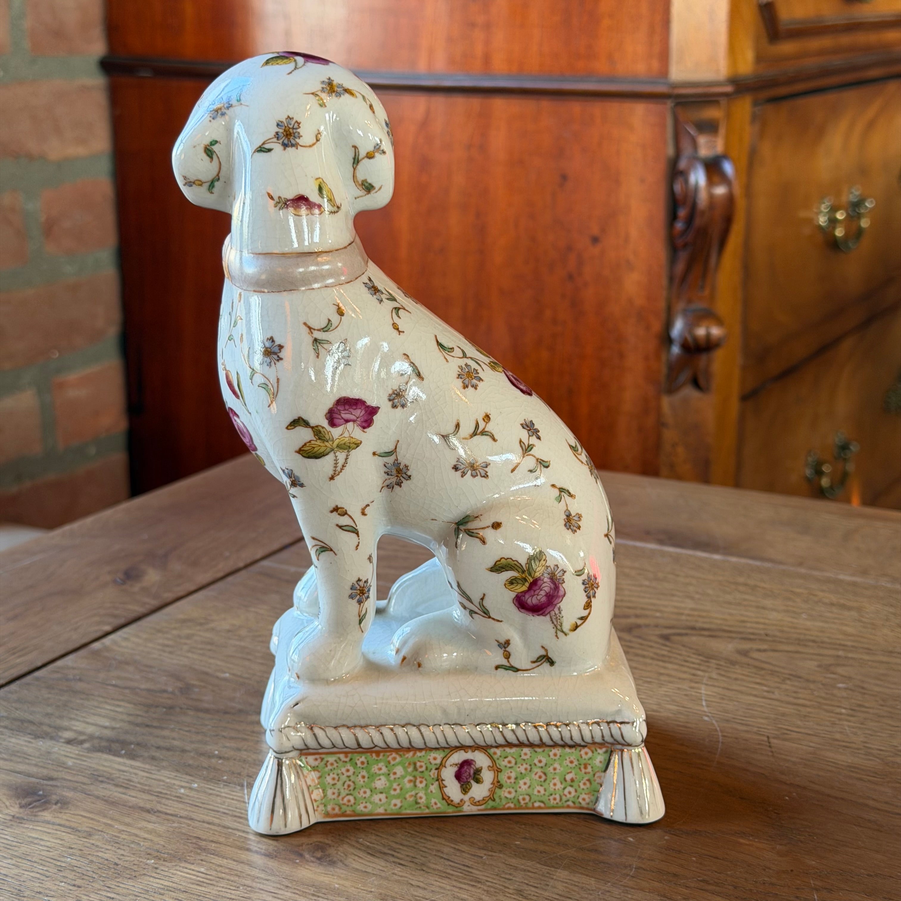 Porzellanhund auf Sockel mit Blumendekor – klassische Statue (20 cm)