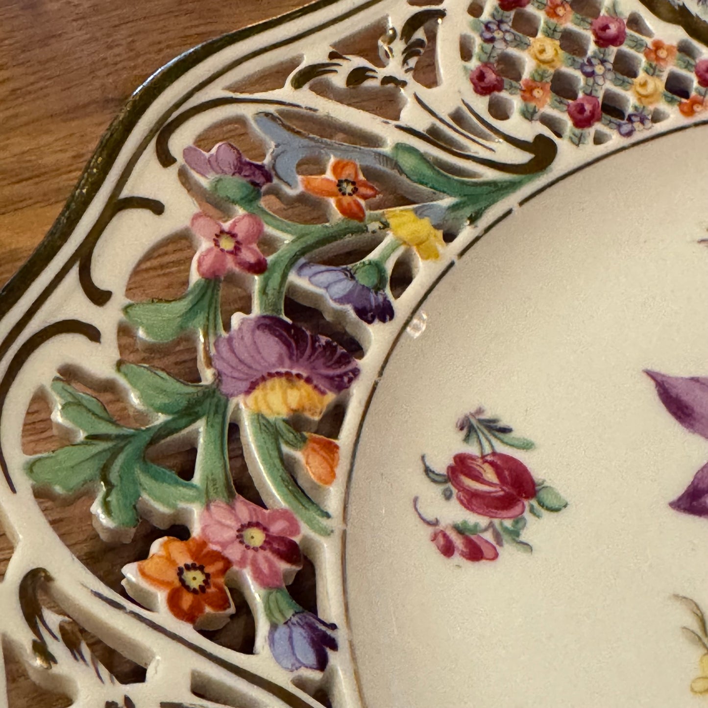 Handbeschilderde porseleinen bordenset van Schumann Arzberg, Duitsland, model ‘Vieux Meissen’