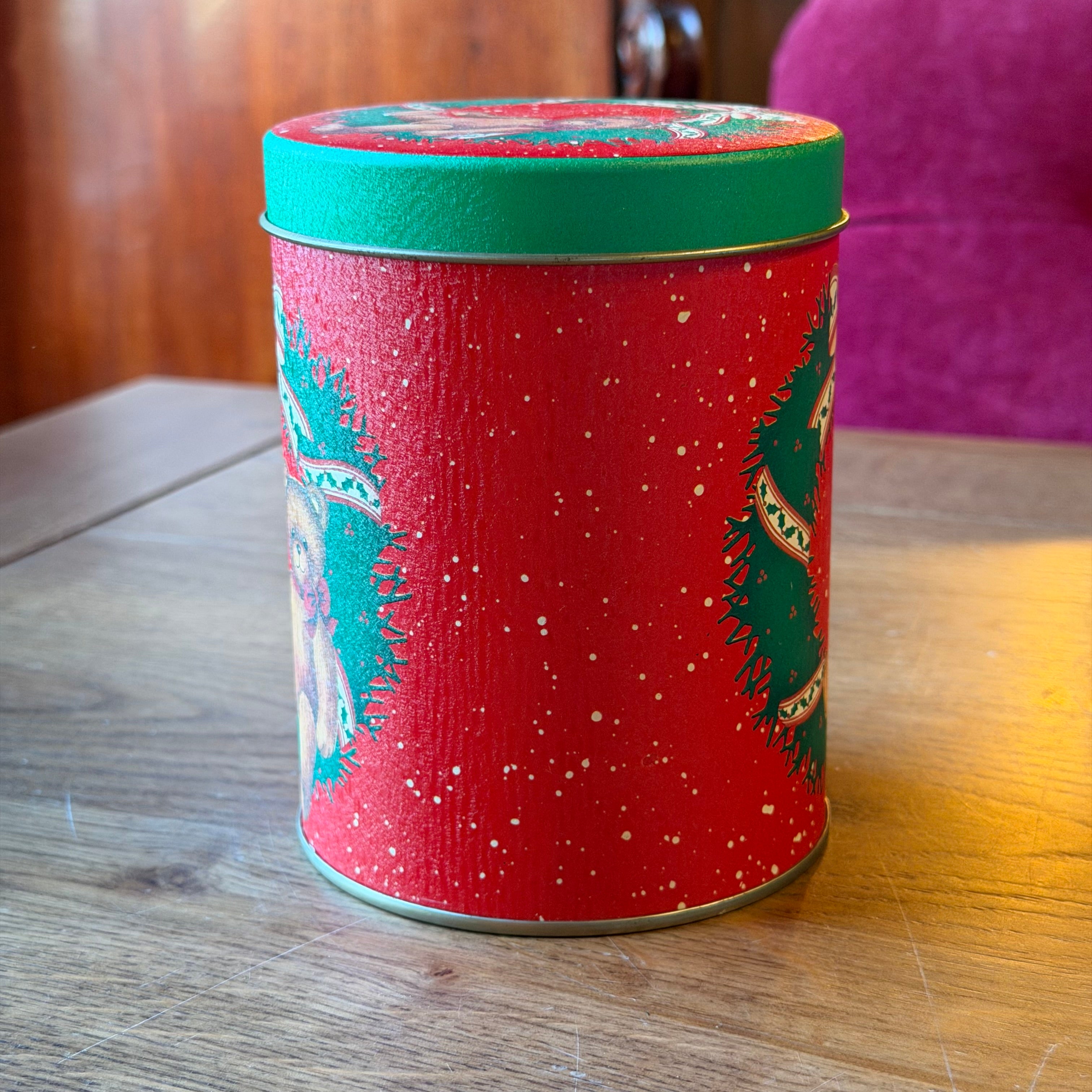 Vintage Kerstblik met Teddybeer & Kerstkrans – Rood & Groen Metaal