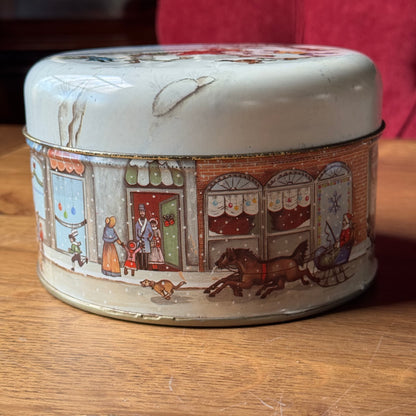 Vintage Kerstblik – Grote Ronde Koektrommel met Dickens-stijl Illustraties