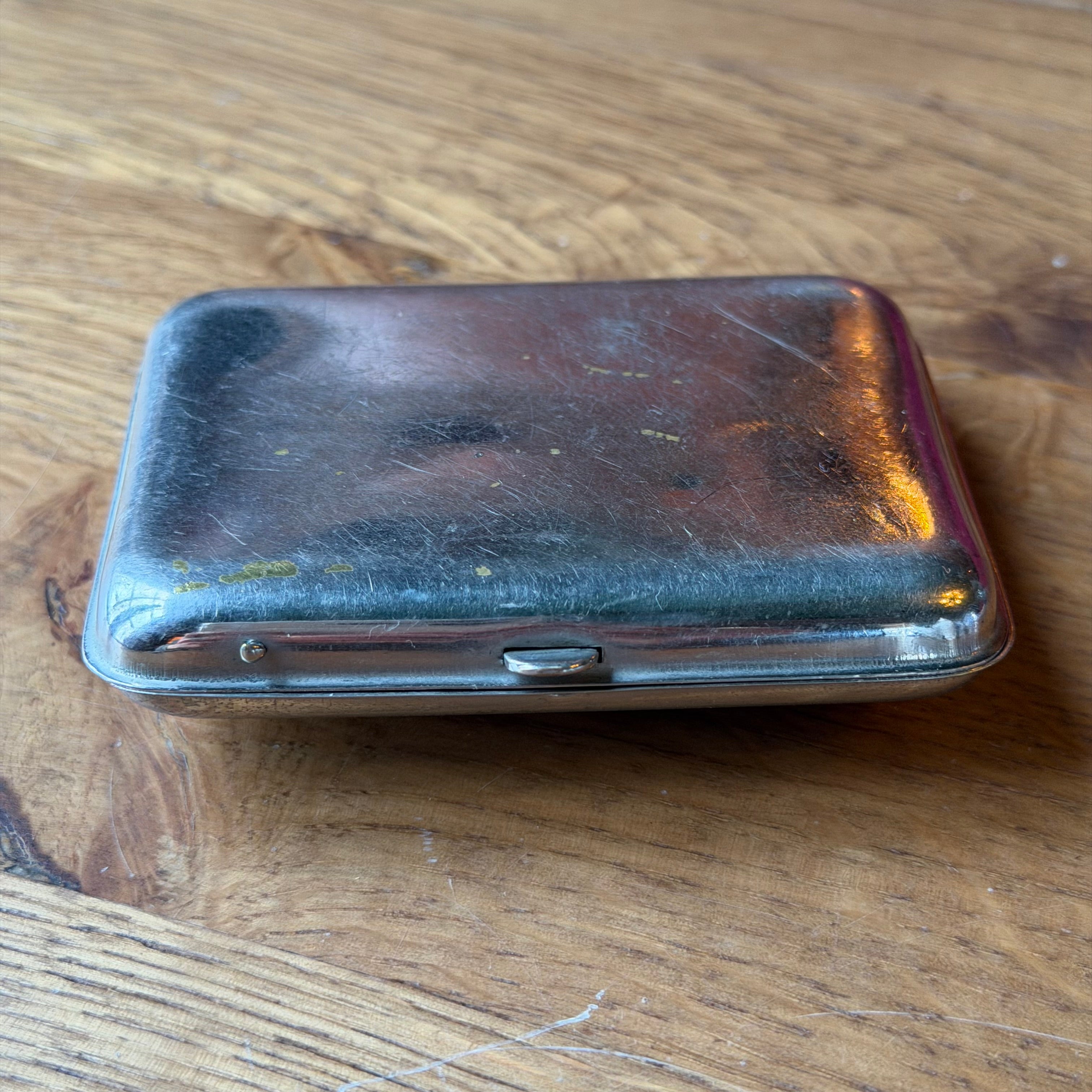 Asiatisches Zigarettenetui aus Metall mit Drachenrelief, Vintage