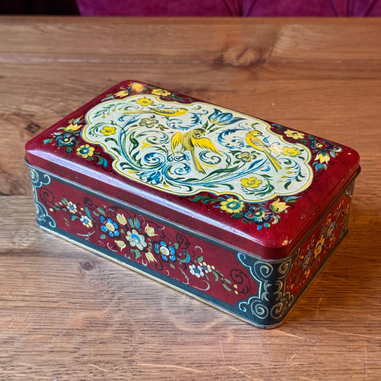 Vintage handbeschilderd blik met vogel- en bloemmotief