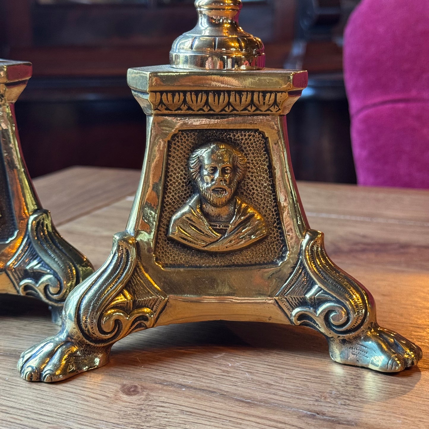 Antieke kerkelijke messing kandelaars met heiligen – set van 2