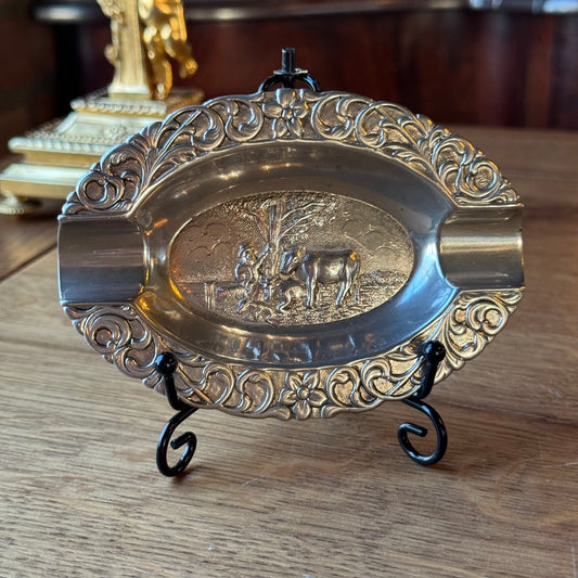 Zilverkleurige Vintage Asbak met Landelijk Reliëf – Boer en Koe
