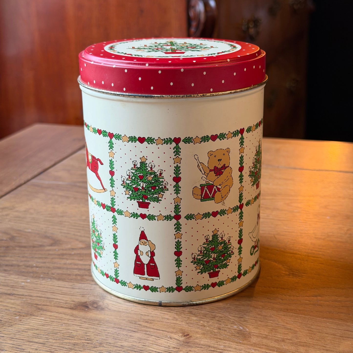 Christmas tin with Christmas tree, bear and Christmas figures