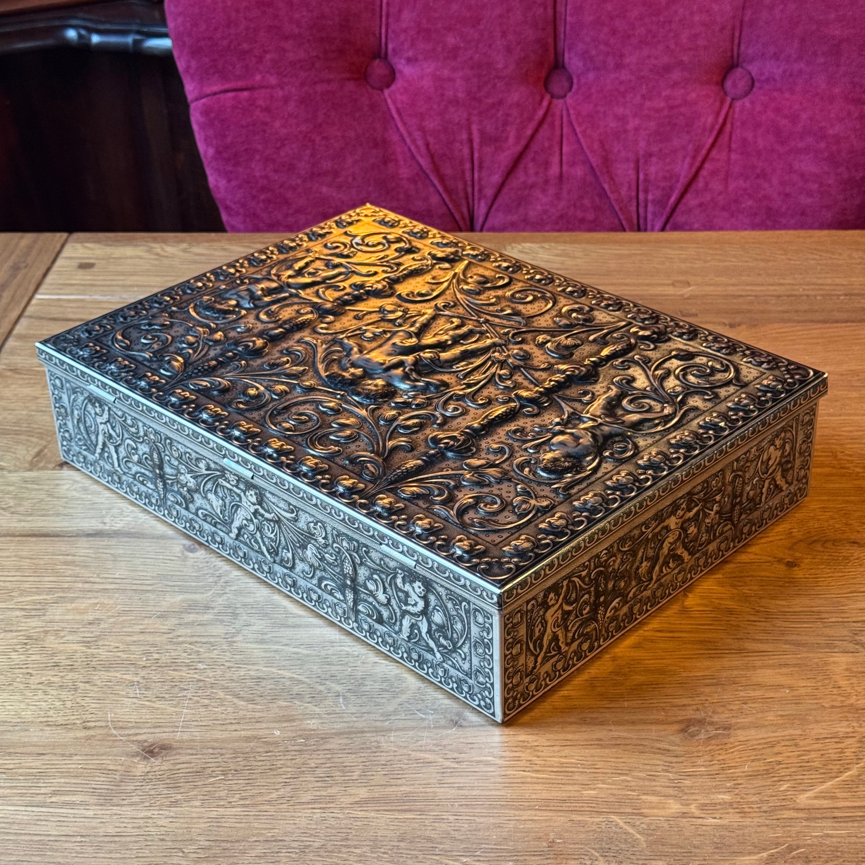 Große, dekorative Aufbewahrungsdose mit Reliefdekor von Putten – Deutschland, ca. 1900–1930