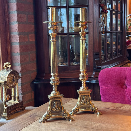 Antieke kerkelijke messing kandelaars met heiligen – set van 2