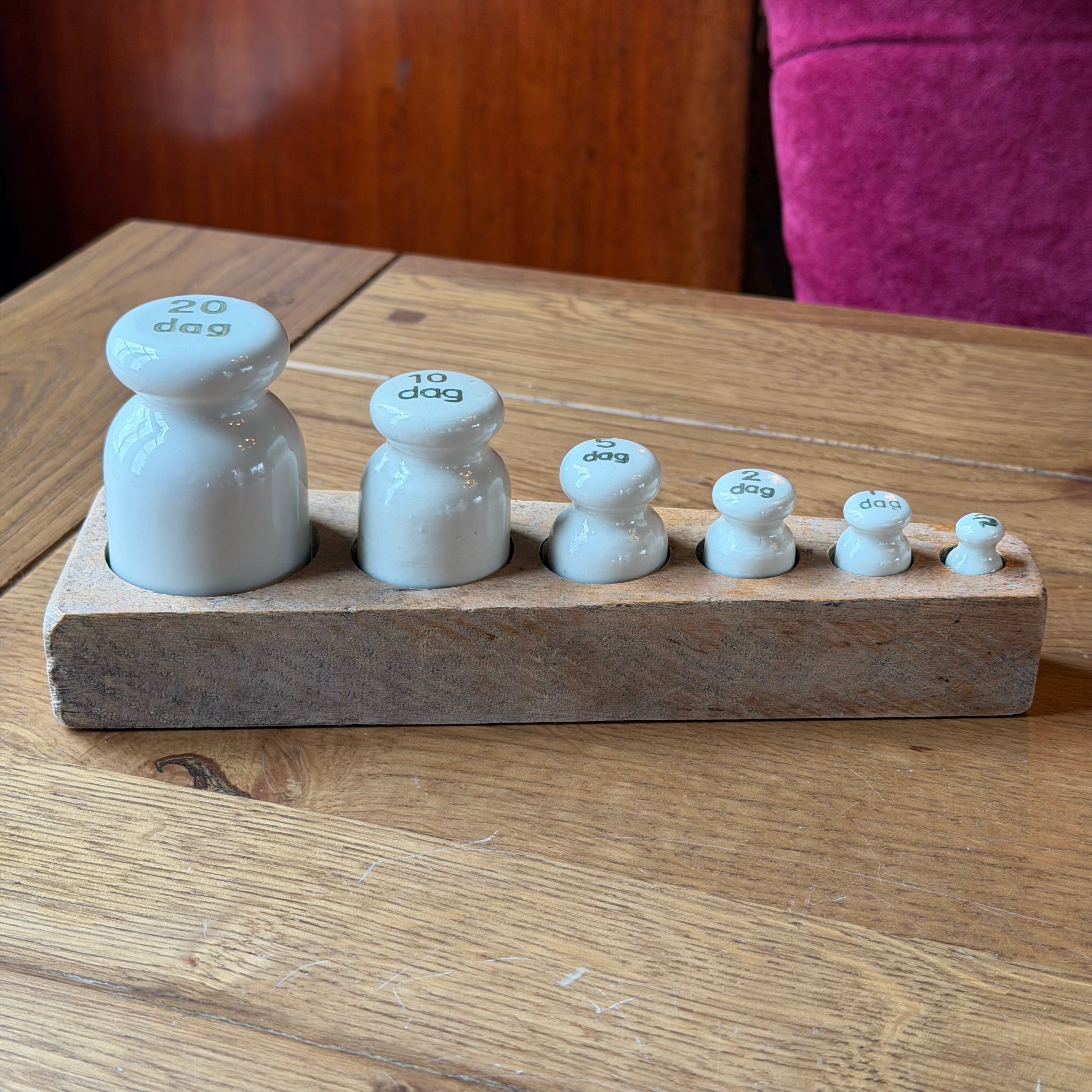Porseleinen weeggewichten set (dag) met houten houder – vintage laboratoriumobject