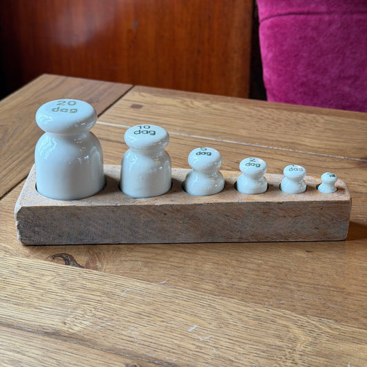 Porseleinen weeggewichten set (dag) met houten houder – vintage laboratoriumobject