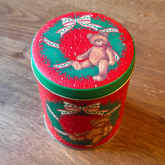 Vintage Kerstblik met Teddybeer & Kerstkrans – Rood & Groen Metaal