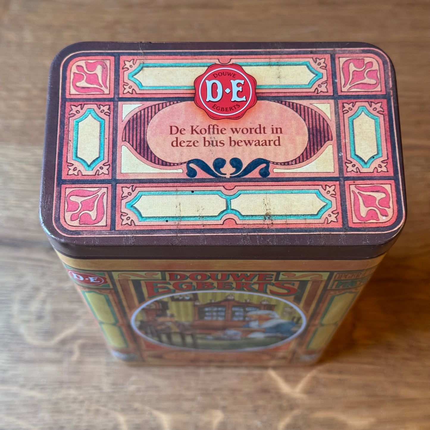 Vintage Douwe Egberts Koffieblik – De Koffie Wordt Ingeschonken