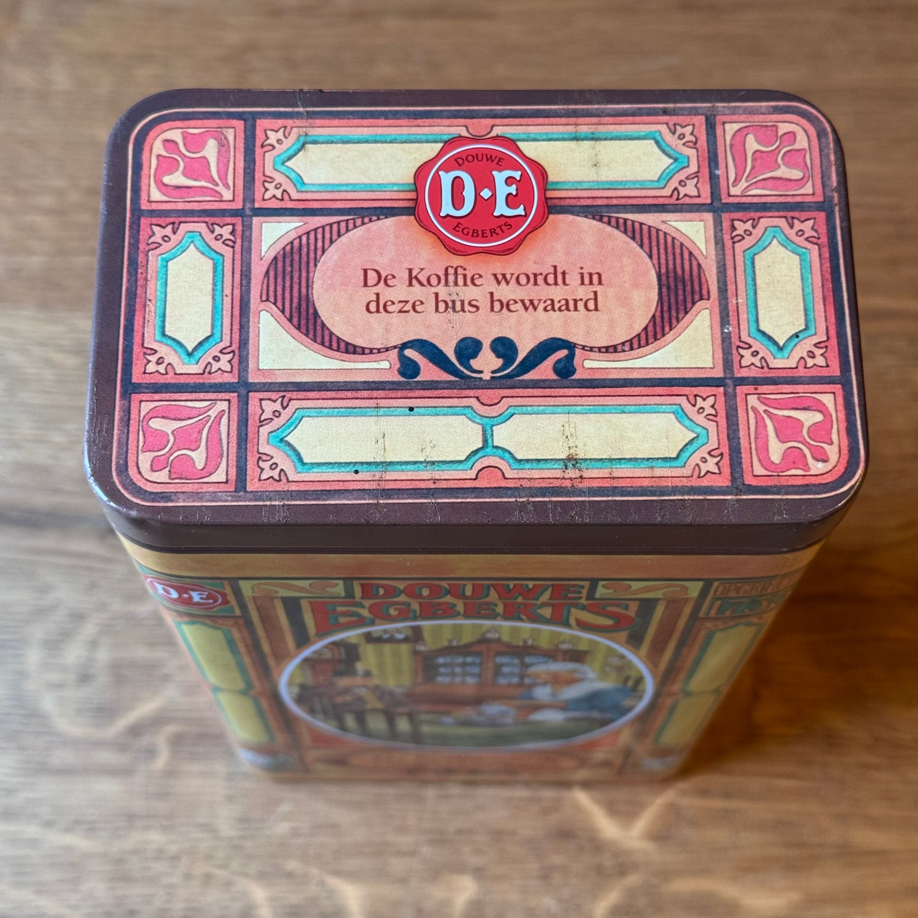 Vintage Douwe Egberts Koffieblik – De Koffie Wordt Ingeschonken